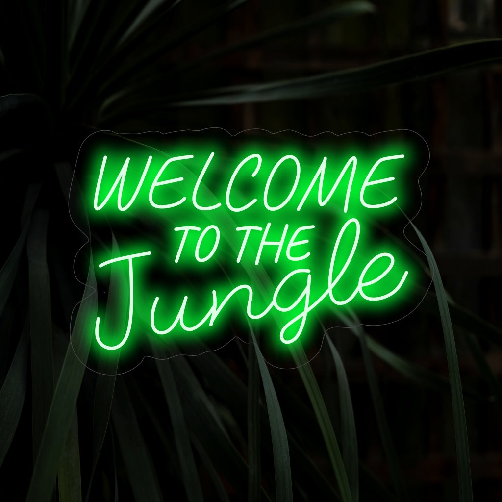 „Welcome To The Jungle Neon Sign“ erweckt mit seinem lebendigen Leuchten die ungezähmte Schönheit des Dschungels zum Leben und schafft eine Atmosphäre der Aufregung und des Abenteuers in Ihrem Raum.