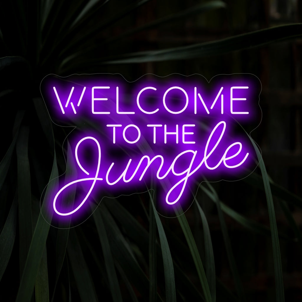 „Welcome To The Jungle Neon Sign“ bringt mit seinem exotischen Glanz die ungezähmte Schönheit des Dschungels und schafft eine wilde und abenteuerliche Atmosphäre in Ihren Raum.