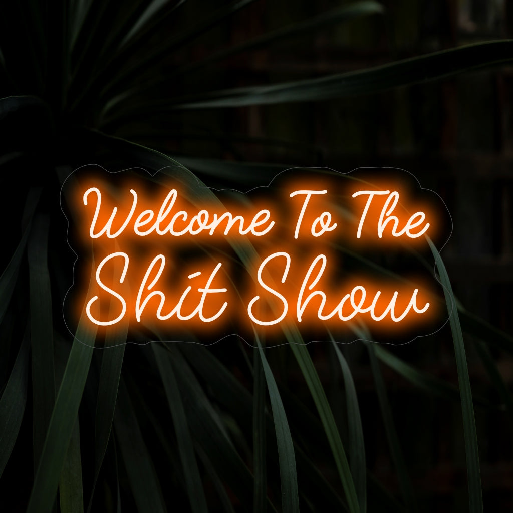 „Welcome To The Shit Show Neon Sign“ verleiht Ihrem Raum mit seinem frechen Leuchten eine spielerische und humorvolle Note und nimmt die chaotischen und unvorhersehbaren Momente des Lebens auf.