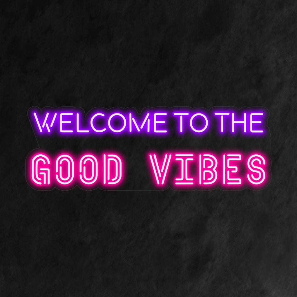 Das Neonschild „Welcome to the Good Vibes“ strahlt mit seinem lebendigen Leuchten Positivität aus und schafft eine Atmosphäre, die jeden dazu einlädt, gute Schwingungen zu spüren.
