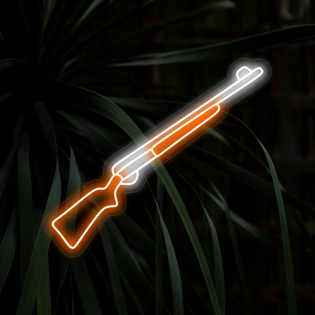 „Western Rifle Neon Sign“ kanalisiert mit seiner unverwechselbaren Silhouette den rauen Geist des Wilden Westens und strahlt ein kräftiges Leuchten aus, das Ihrem Raum einen Hauch von Grenzland-Charme verleiht.