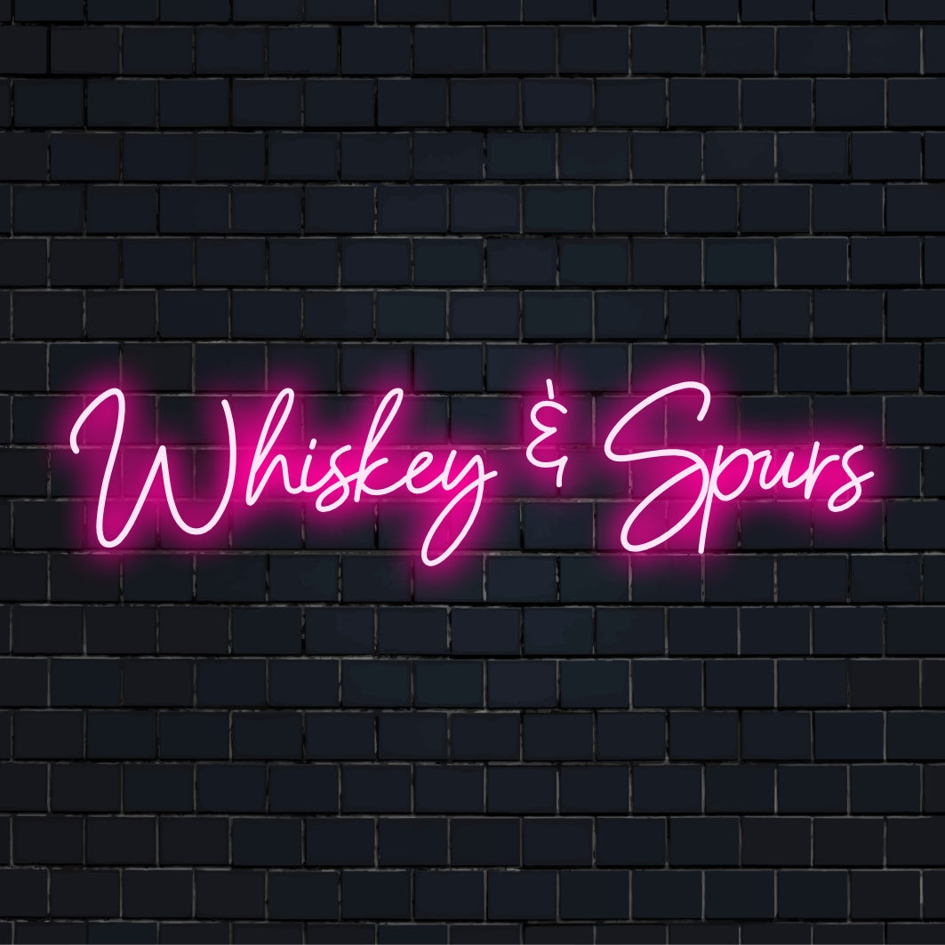 Maßgefertigtes LED-Neonschild mit der Aufschrift „Whiskey & Spurs“, perfekt für die Bardekoration mit klassischem Ambiente und Neonlicht-Charme.