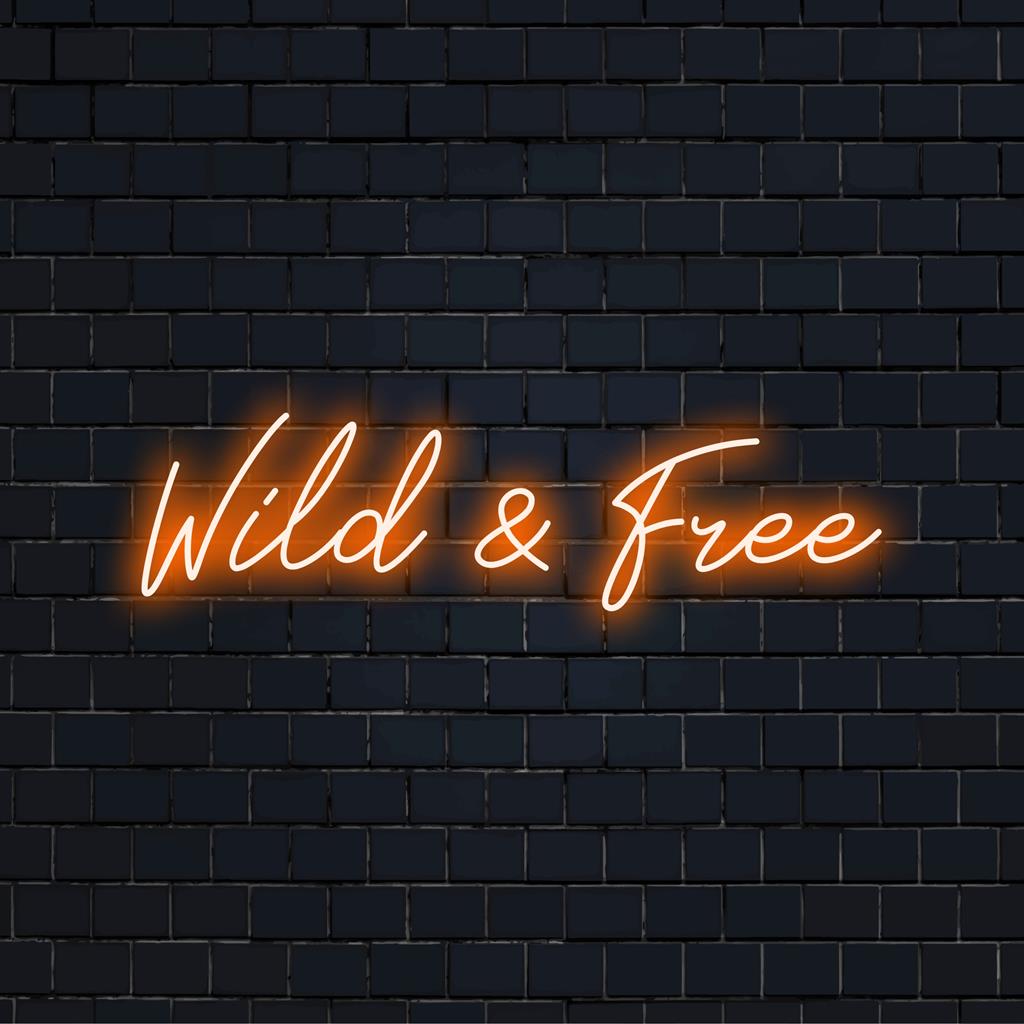 Individuelles LED-Neonschild mit der Aufschrift „Wild And Free“; lebendiges Dekorationsstück für einzigartige Räume. Neonlicht-Dekor für modernes Flair.