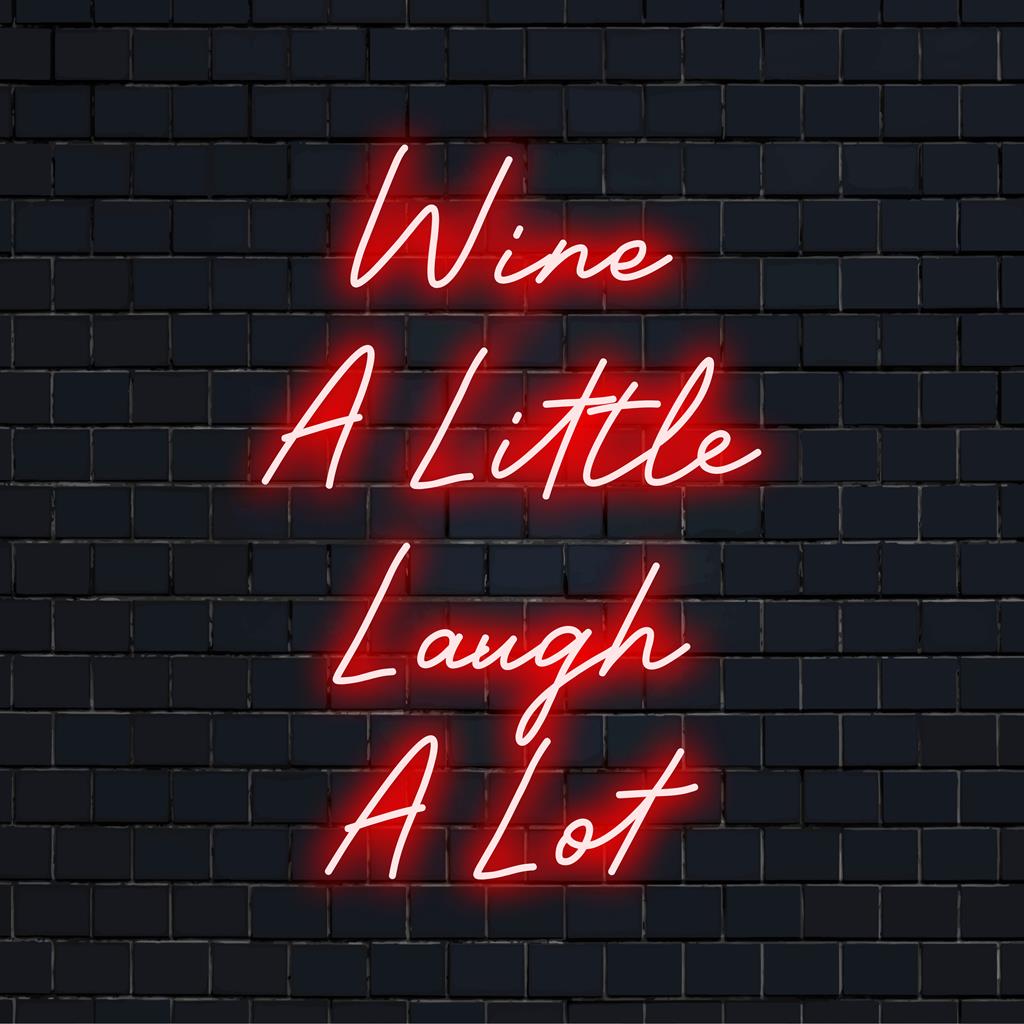 Individuelles LED-Neonschild mit der Aufschrift „Wine A Little Laugh A Lot“ in leuchtendem Glanz; perfekt, um jedem Raum Charme und Humor zu verleihen.