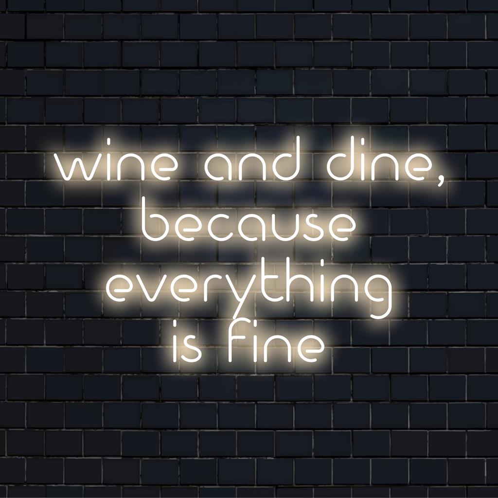 Individuelles LED-Neonschild mit der Aufschrift „Wine And Dine, Because Everything Is Fine“ in leuchtenden Farben, perfekt für gemütliche Räume.