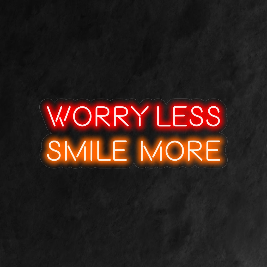 Das Neonschild „Worry Less Smile More“ ist eine positive und aufmunternde Ergänzung für Ihr Interieur. Ein Neonlicht, das eine unbeschwerte Haltung und ein strahlendes Lächeln fördert.