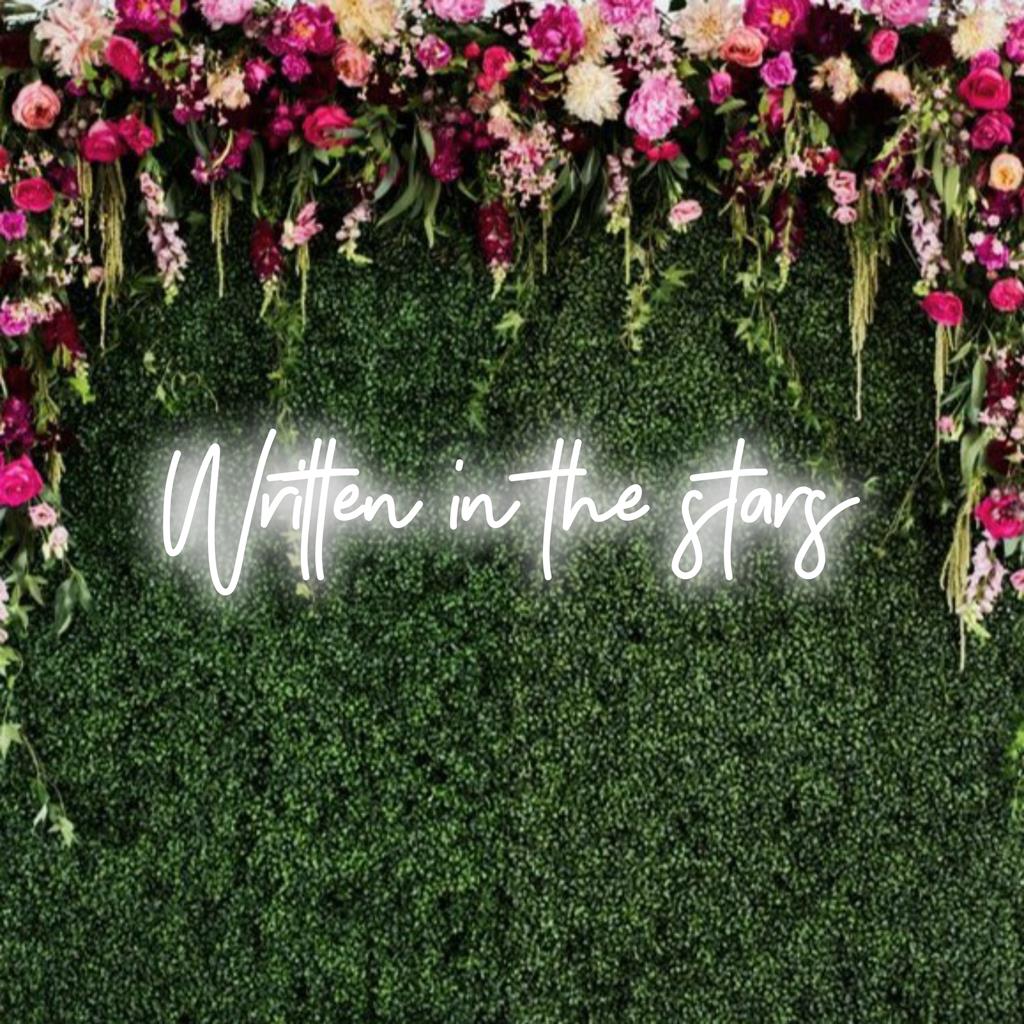Individuelles LED-Neonschild „Written In The Stars“; handgefertigte Neonkunst, perfekt für eine personalisierte Dekoration.