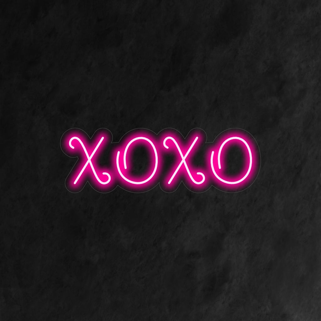 „XOXO Neon Sign“ ist eine romantische und liebevolle Ergänzung für Ihr Interieur. Ein Neonlicht, das Umarmungen und Küsse symbolisiert und eine liebevolle Atmosphäre schafft.