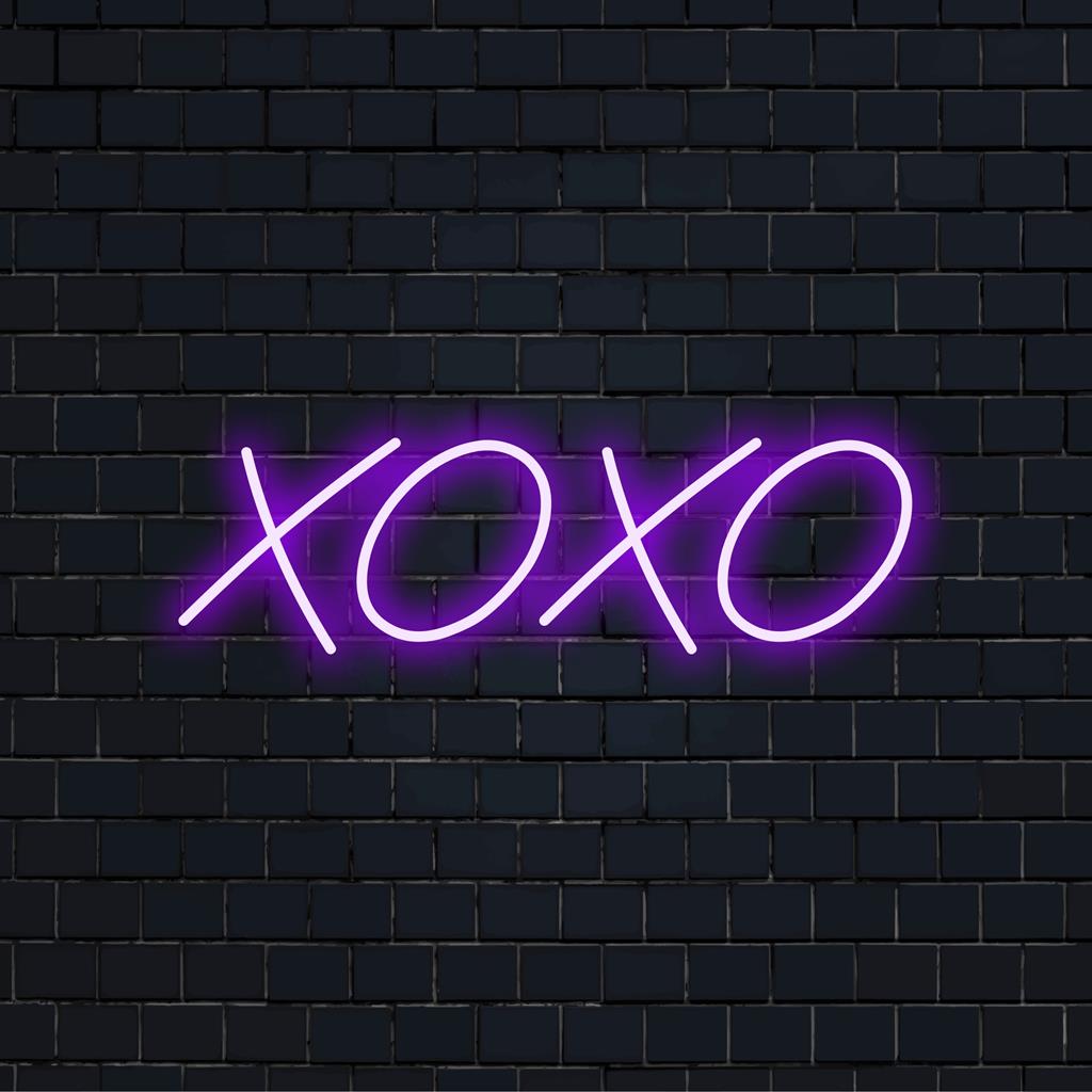 Individuelles LED-Neonschild mit der Aufschrift „XOXO“ in stilvollem Design, perfekt für eine lebendige und moderne Einrichtung. Neonkunst, personalisierte Wohnraumbeleuchtung.