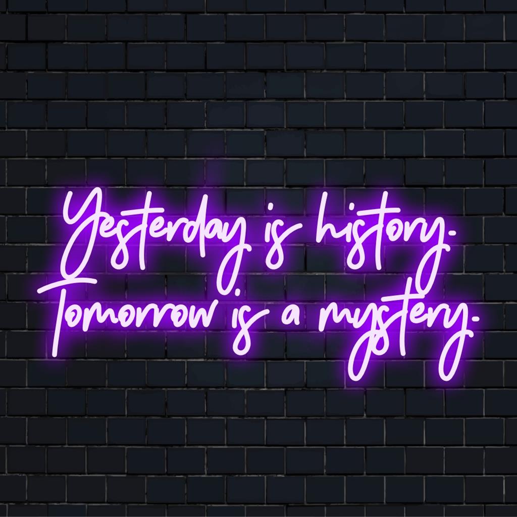 Individuelles LED-Neonschild mit dem inspirierenden Zitat „Gestern ist Geschichte. Morgen ist ein Mysterium“. Perfekt für eine aufmunternde Neondekoration.