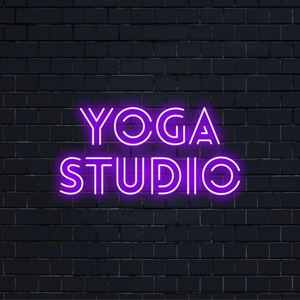 Maßgefertigtes LED-Neonschild für ein Yogastudio mit beruhigendem Neonlicht und individuellem Design zur Schaffung einer ruhigen Atmosphäre.