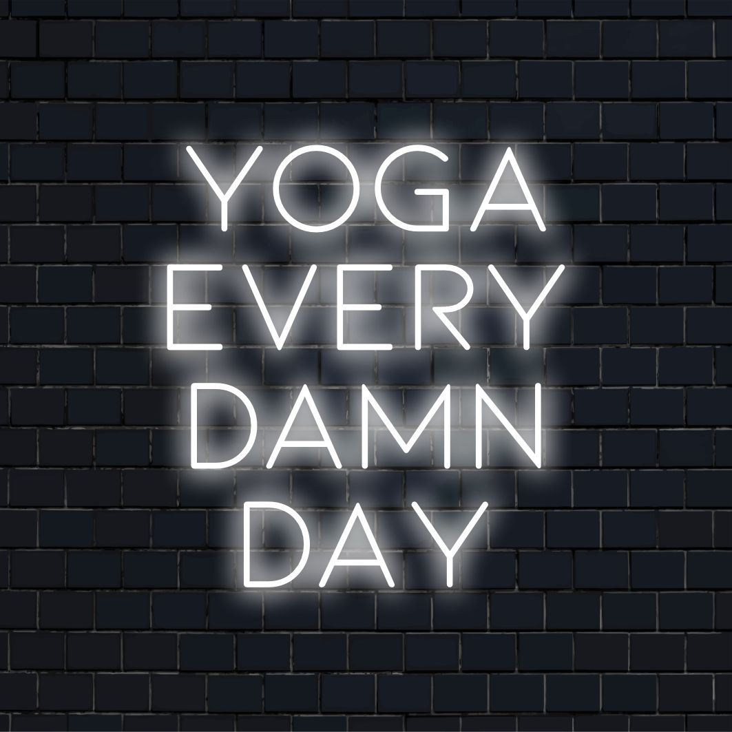 Beleuchtetes LED-Neonschild „Yoga Every Damn Day“, perfekt als motivierende Neon-Wandkunst oder personalisiertes Yoga-Dekorationsstück.