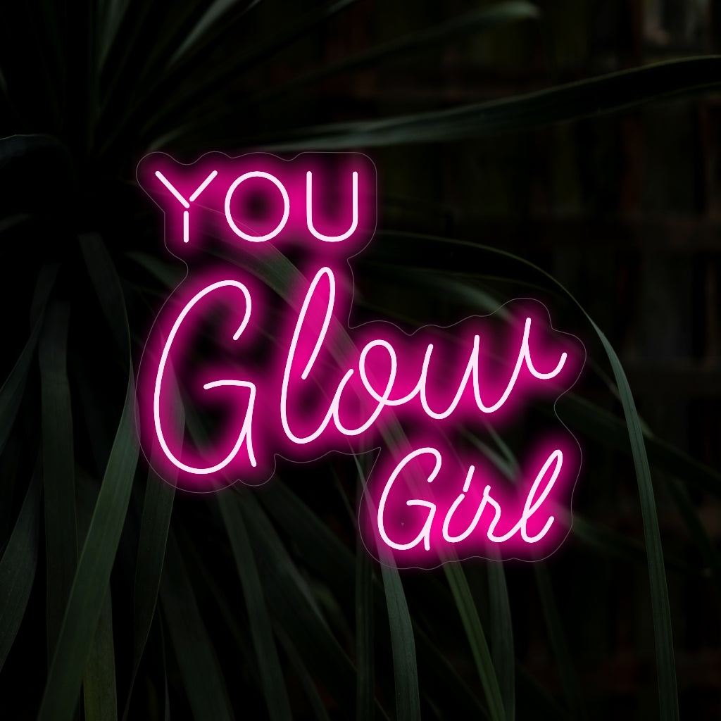 „You Glow Girl Neon Sign“ – Ein Neonschild, das mit einem lebendigen und erhebenden Leuchten Selbstvertrauen und Positivität feiert.