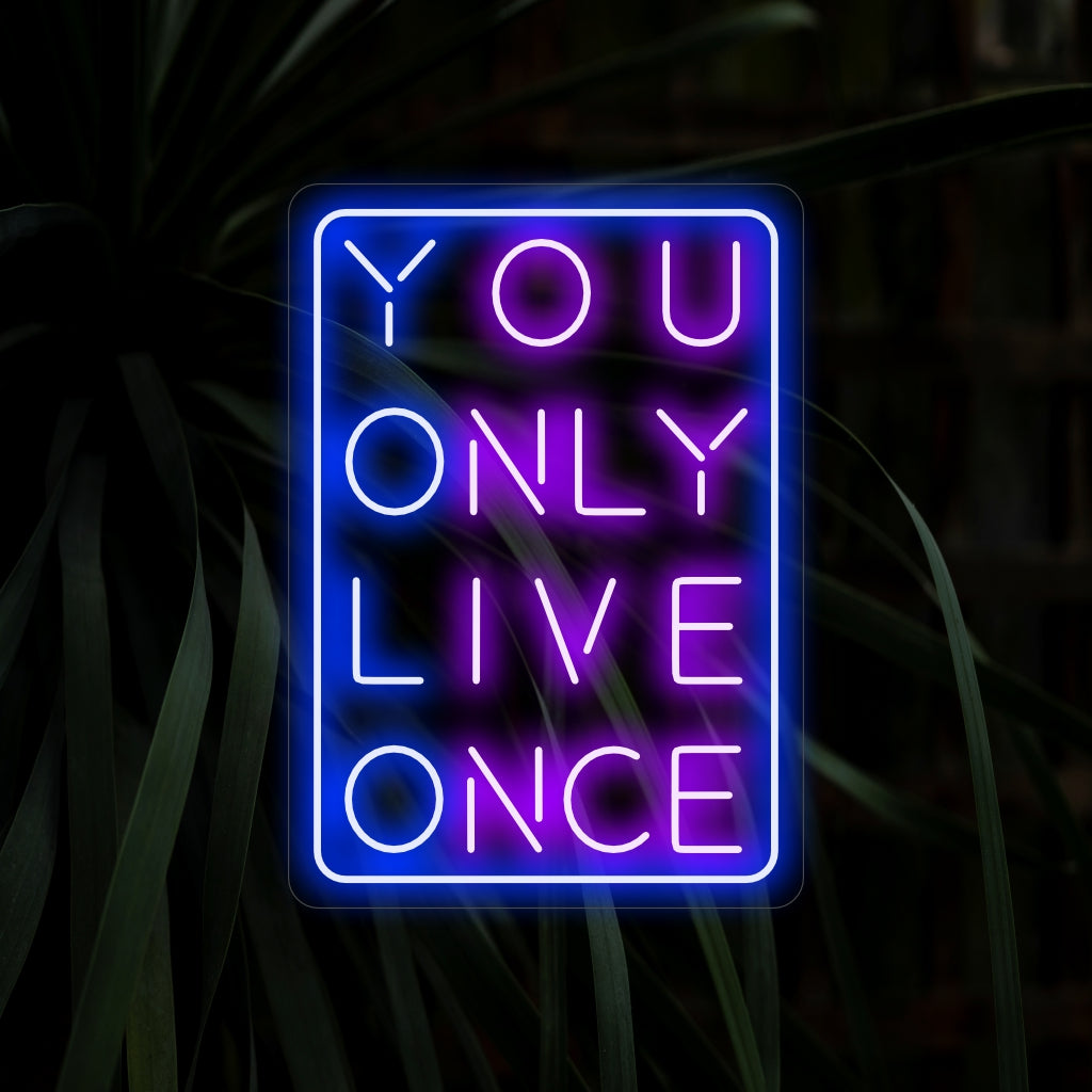 Das „You Only Live Once Neon Sign“ strahlt ein lebendiges und unbeschwertes Leuchten aus und schafft eine Atmosphäre, die die Freude daran feiert, das Leben in vollen Zügen in Ihren Räumen zu genießen.