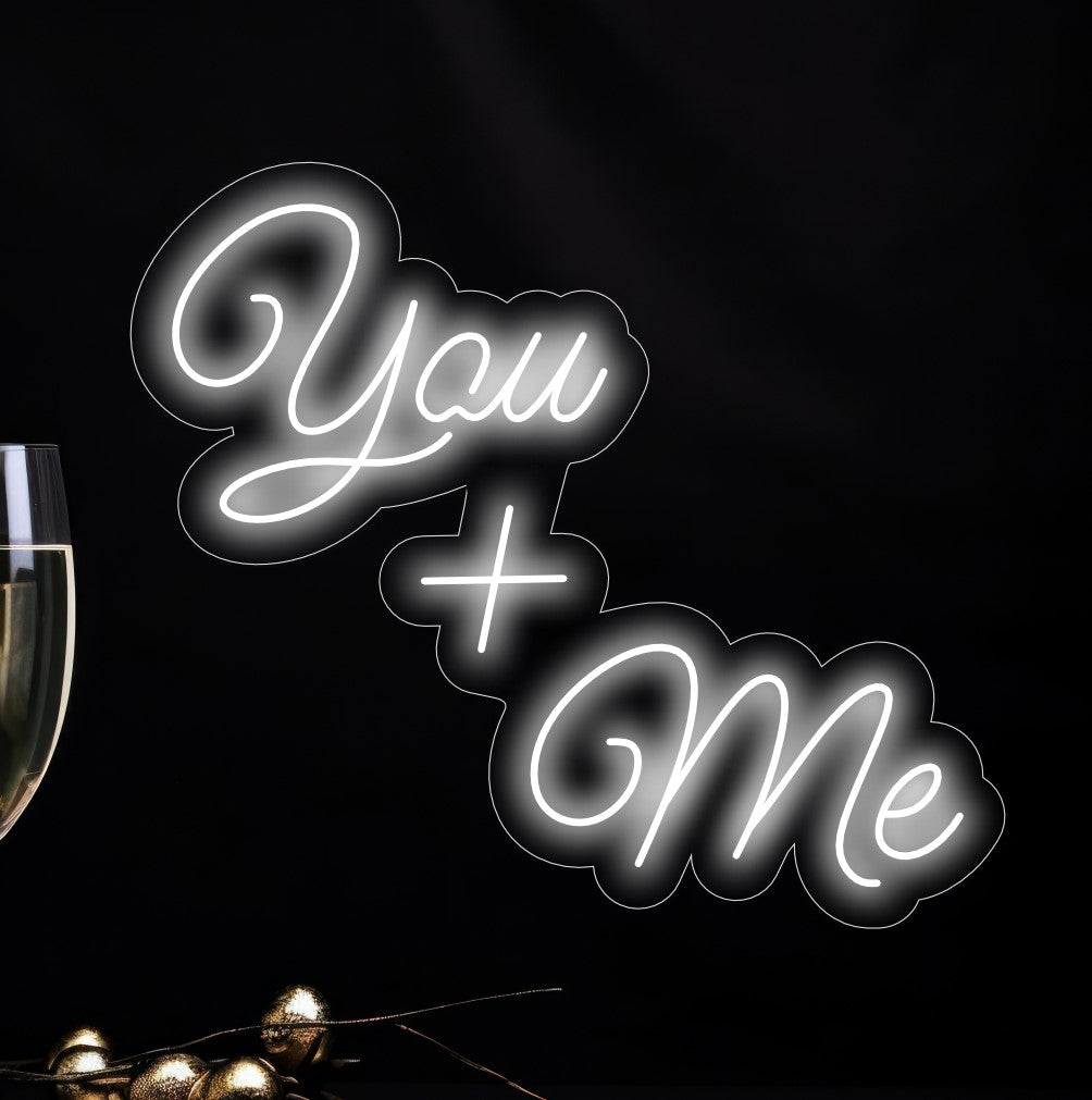 „You and Me Neon Sign“ ist eine romantische und intime Ergänzung für Ihr Interieur. Ein Neonlicht, das die besondere Verbindung zwischen zwei Menschen feiert.