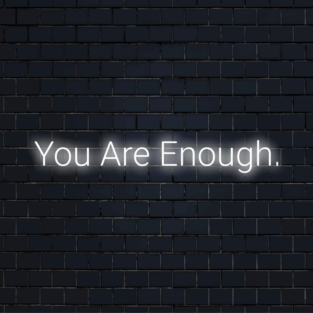 Maßgefertigtes LED-Neonschild mit dem Text „You Are Enough“ zur Förderung der Selbstliebe. Stilvolles Neonlichtdekor für persönliche Motivation.