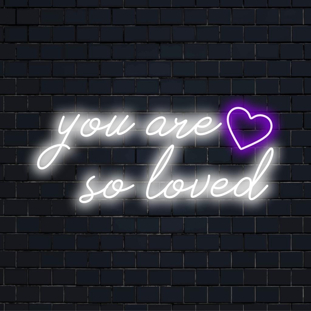 „You Are So Loved“-Neonschild; lebendige LED-Wandkunst mit warmen, ermutigenden Worten. Perfekt für jeden Raum, der eine positive Stimmung braucht.