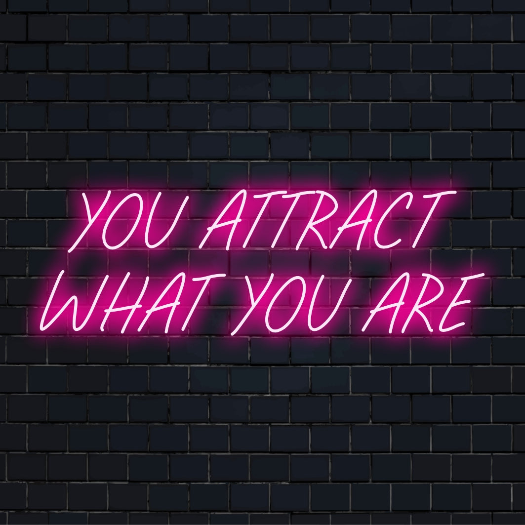 Maßgefertigtes LED-Neonschild mit dem Satz „You Attract What You Are“ (Du ziehst an, was du bist); ein lebendiges und inspirierendes Dekorationsstück.