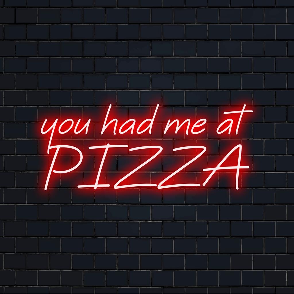 Individuelles LED-Neonschild: „You Had Me At Pizza“ in leuchtenden Neonfarben, perfekt, um jedem Raum eine lustige Note zu verleihen.
