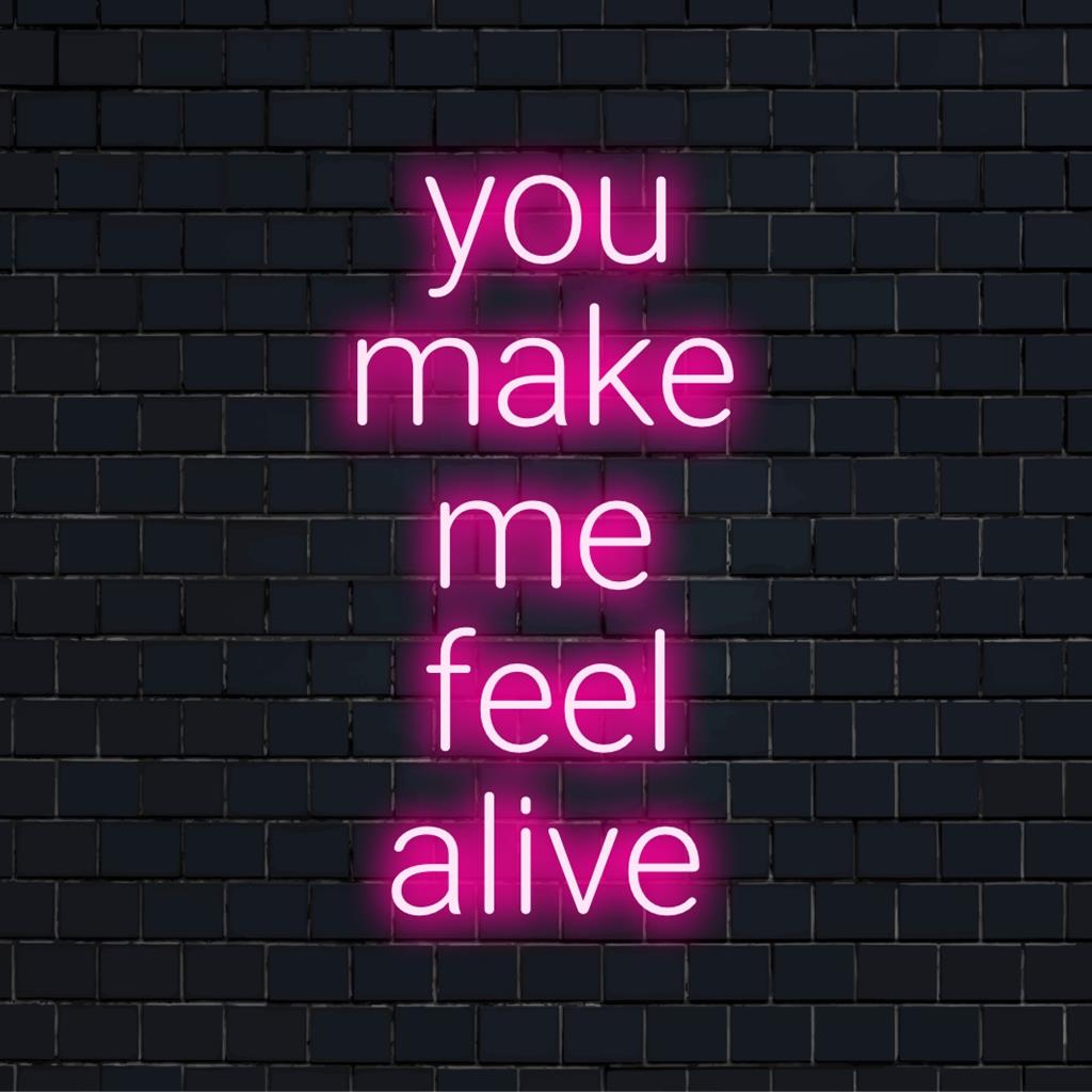 Individuelles LED-Neonschild mit der Aufschrift „You Make Me Feel Alive“ in fetter Schrift, das in leuchtenden Farben vor einem dunklen Hintergrund leuchtet.