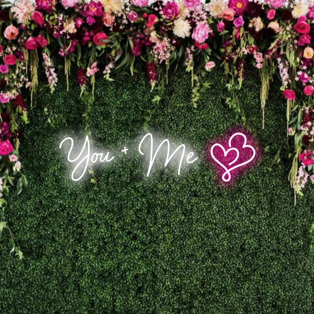Individuelles LED-Neonschild mit der Aufschrift „You+Me“, perfekt für einzigartige Neon-Wandkunst oder personalisierte romantische Neonlichtdekoration.