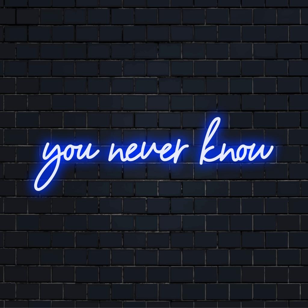 Ein leuchtendes LED-Neonschild mit der Aufschrift „You Never Know“ in eleganter Schrift, perfekt für moderne Einrichtung und persönliches Ambiente.