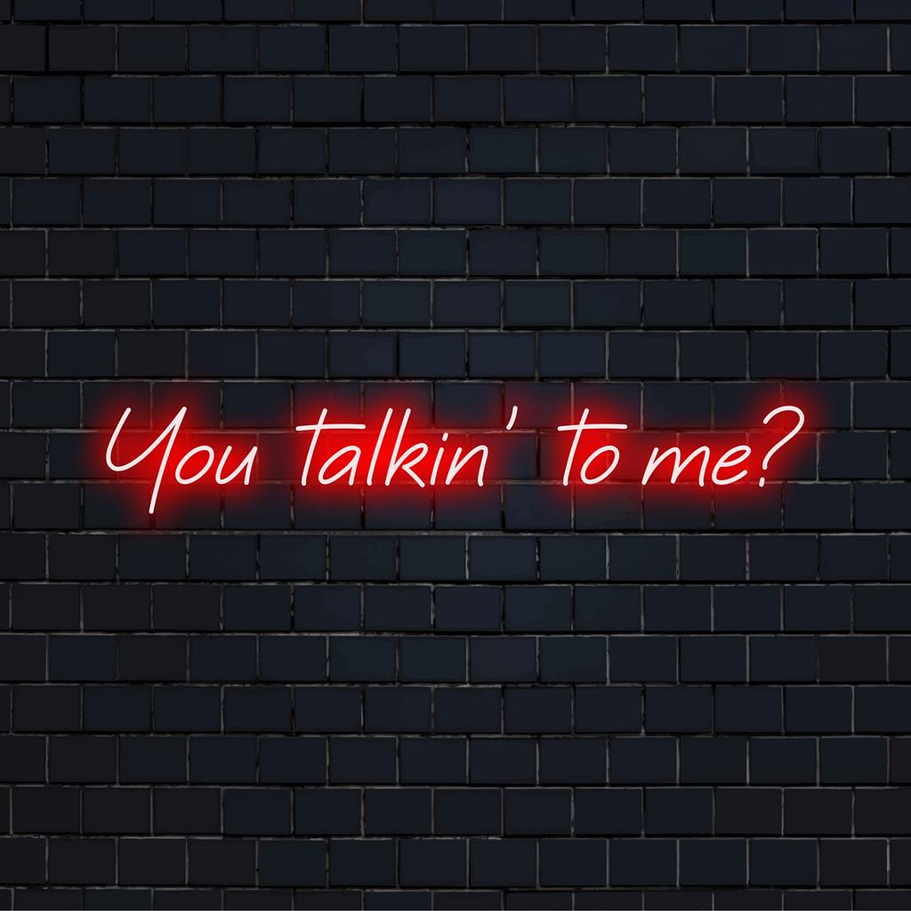 Fesselndes LED-Neonschild mit dem Satz „You Talkin‘ To Me“. Eine Mischung aus Neonlichtdekor und Neonzitatkunst.