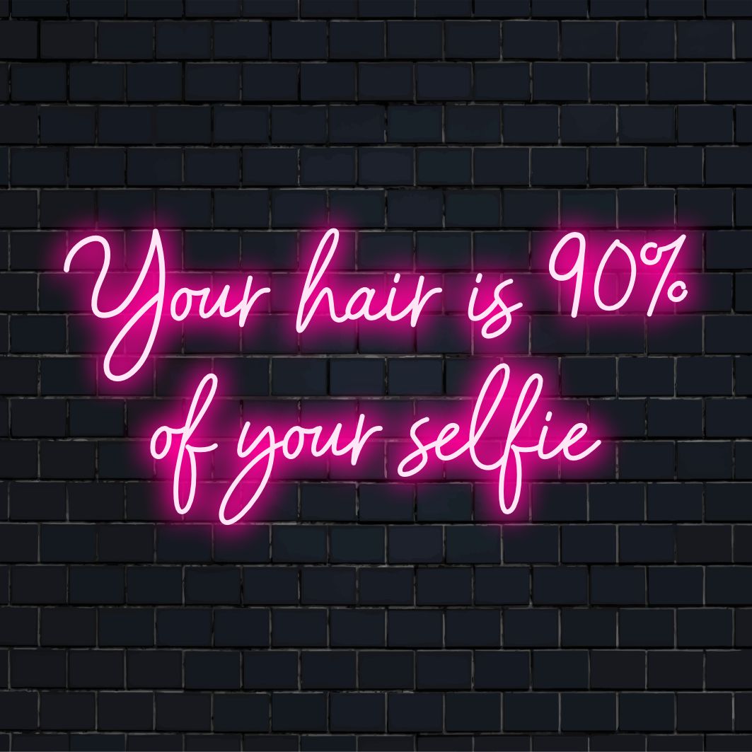 Individuelles LED-Neonschild mit der Aufschrift „Your Hair Is 90 % Of Your Selfie“ in leuchtenden Farben, perfekt für Neon-Wandkunst und -Dekor.