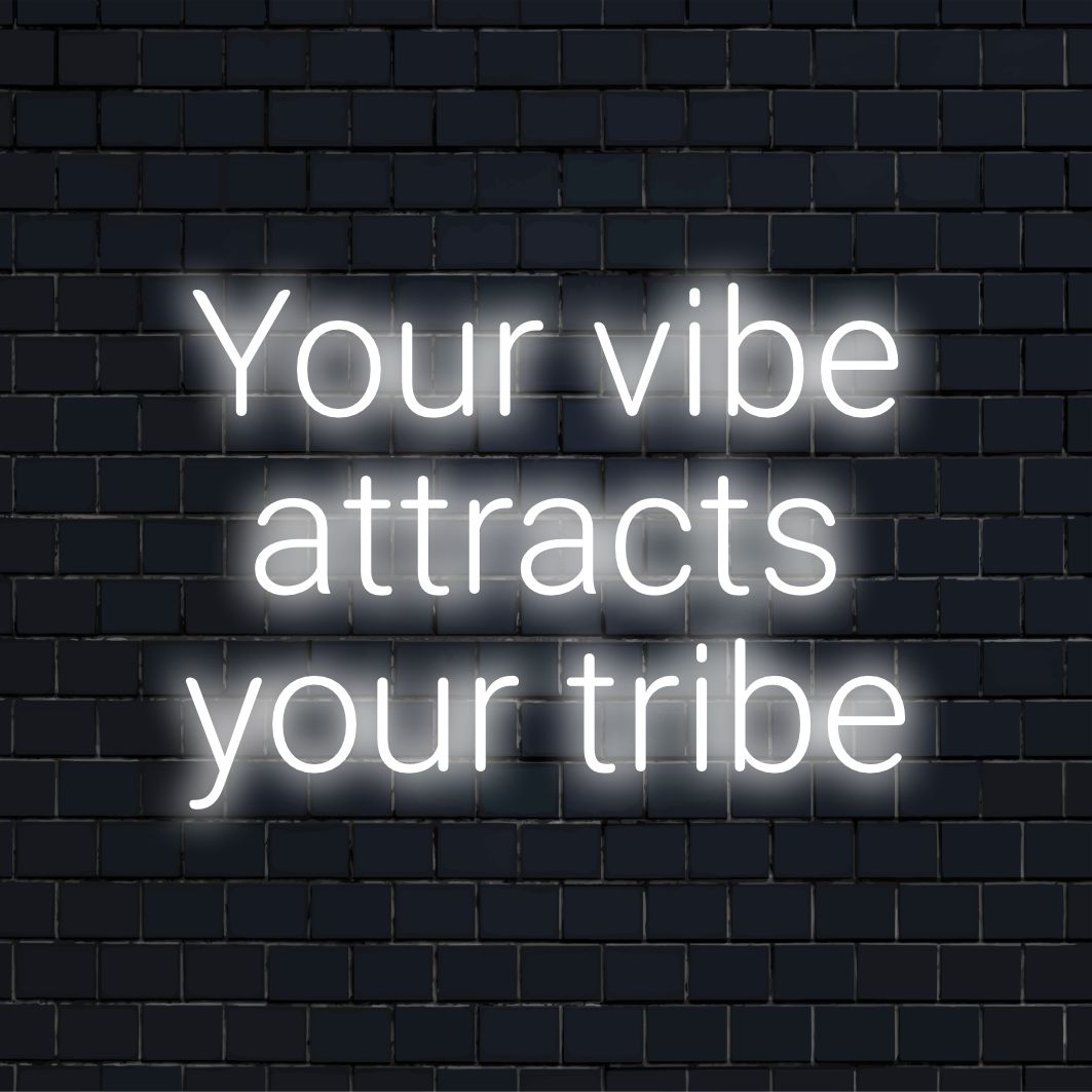 Auf dem leuchtenden Neonschild steht „Your Vibe Attracts Your Tribe“ in stilvollen LED-Buchstaben, perfekt für Wandkunst und modernes Dekor.