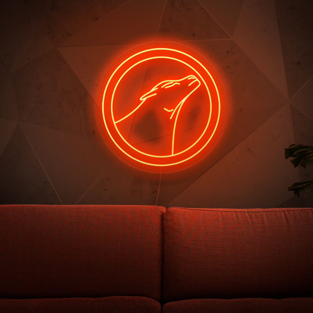 Das Neonschild mit der Löwin ist eine kraftvolle Ergänzung für die Dekoration mit Wildtiermotiven, da es Stärke ausstrahlt und ein fesselndes Licht abgibt.