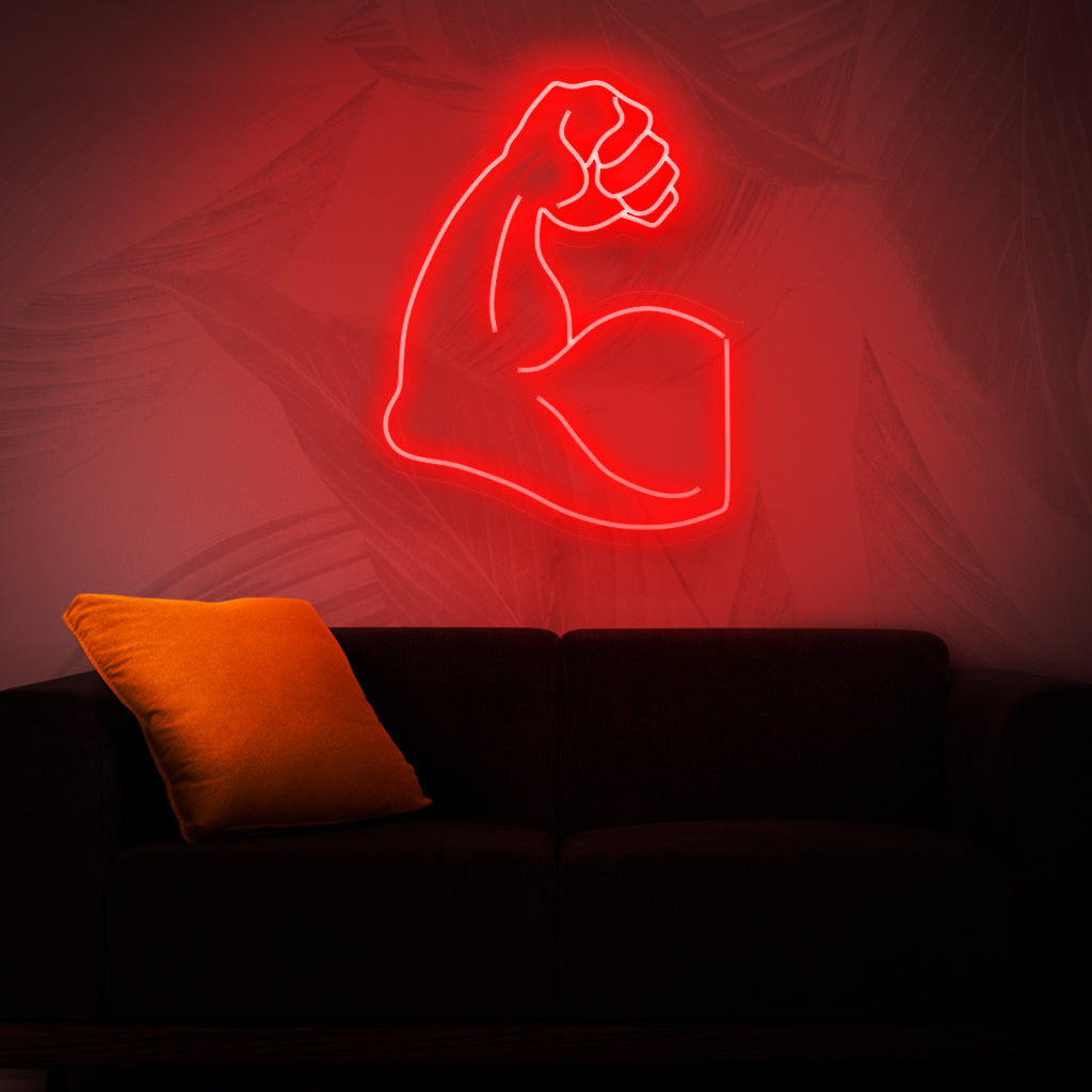Ein auffälliges Neonschild mit einem muskulösen Arm, der Stärke, Kraft und Fitness symbolisiert.