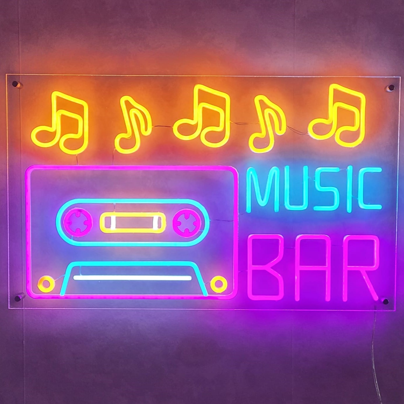 Ein lebhaftes Neonschild einer Musikbar, das leuchtendes Licht ausstrahlt und so in jedem Lokal mit Musikthema eine fesselnde Atmosphäre schafft.