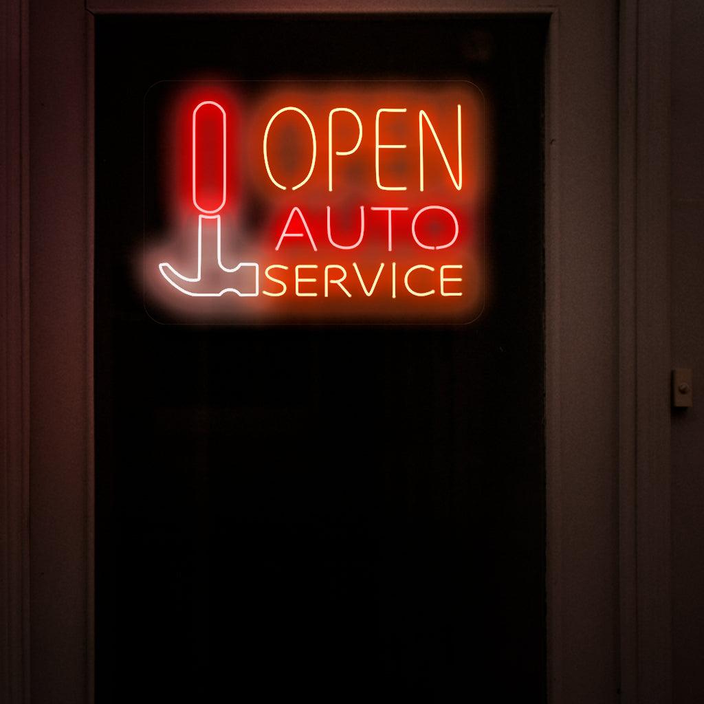 Ein fesselndes Neonschild mit einem Hammer und den Worten „Open Auto Service“ in fetten, leuchtenden Buchstaben.
