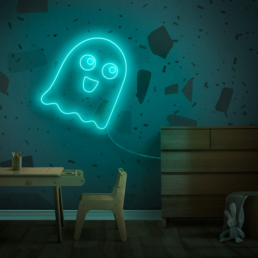 Ein nostalgisches Neonschild mit einem Pacman-Geist, das an die klassische Retro-Gaming-Ära erinnert.