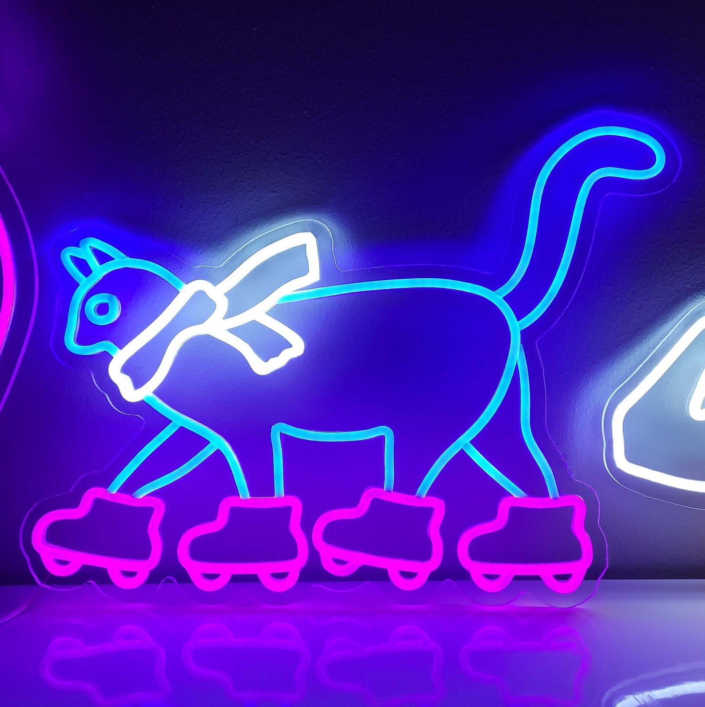 Handgefertigtes Neonschild mit einer Katze mit Schlittschuhen an den Füßen, eine skurrile und einzigartige Ergänzung für die Dekoration mit Katzen- oder verspieltem Thema.