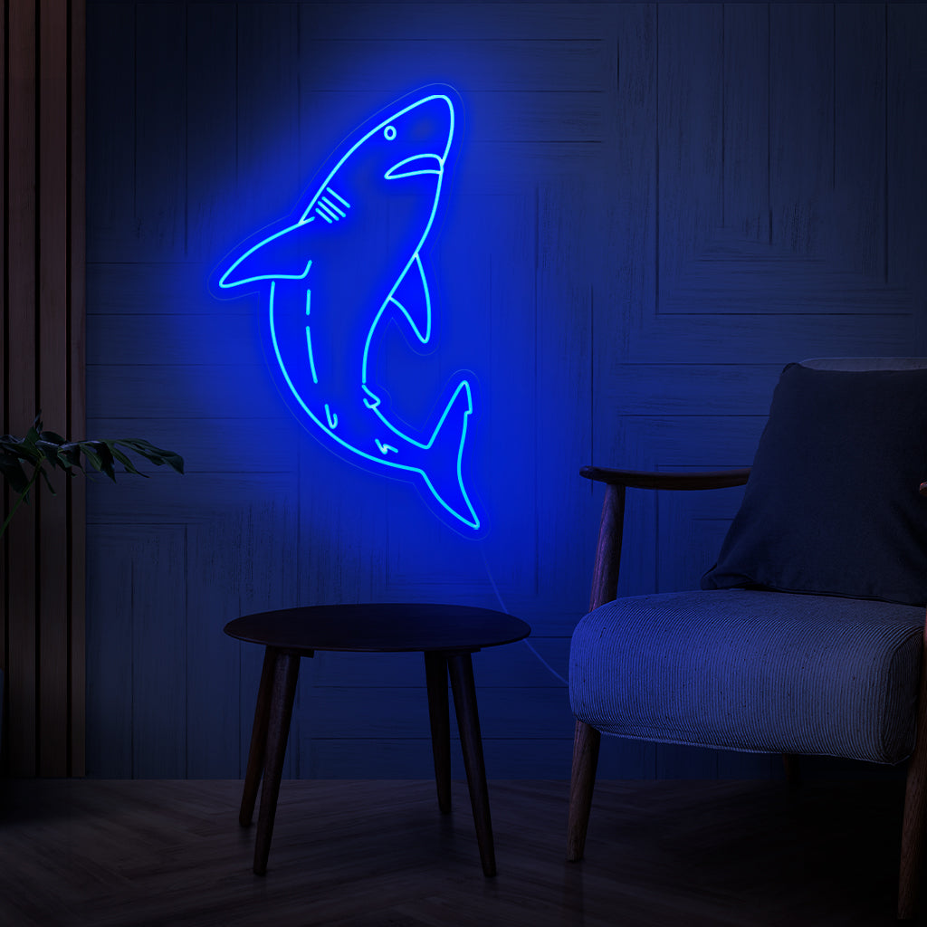 Das Hai-Neonschild ist eine auffällige Ergänzung für eine Dekoration mit Meeresmotiven und leuchtet mit einem wilden und fesselnden Licht.