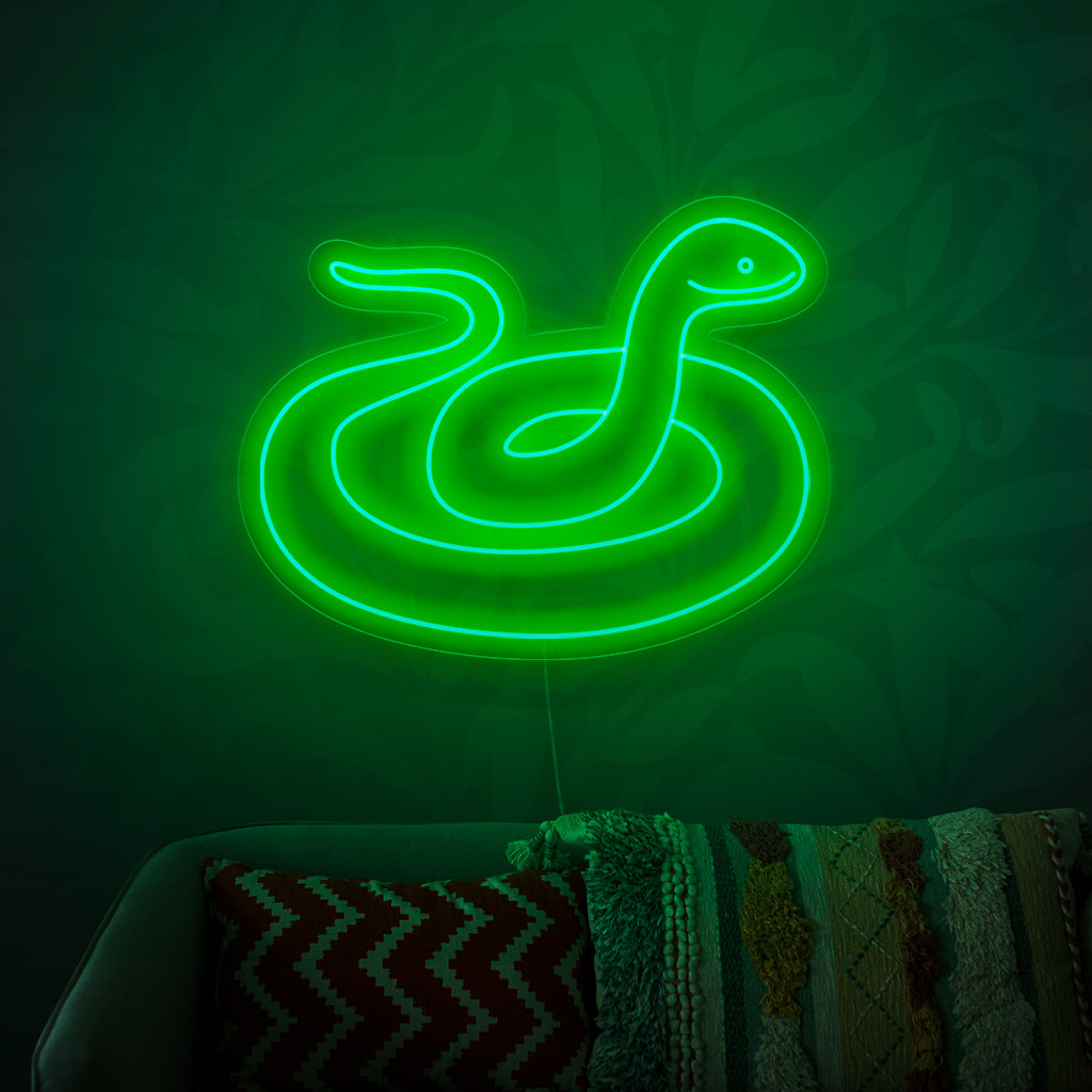 Das Schlangen-Neonschild ist eine geheimnisvolle Ergänzung zur Reptiliendekoration und wirft ein rätselhaftes und fesselndes Licht.