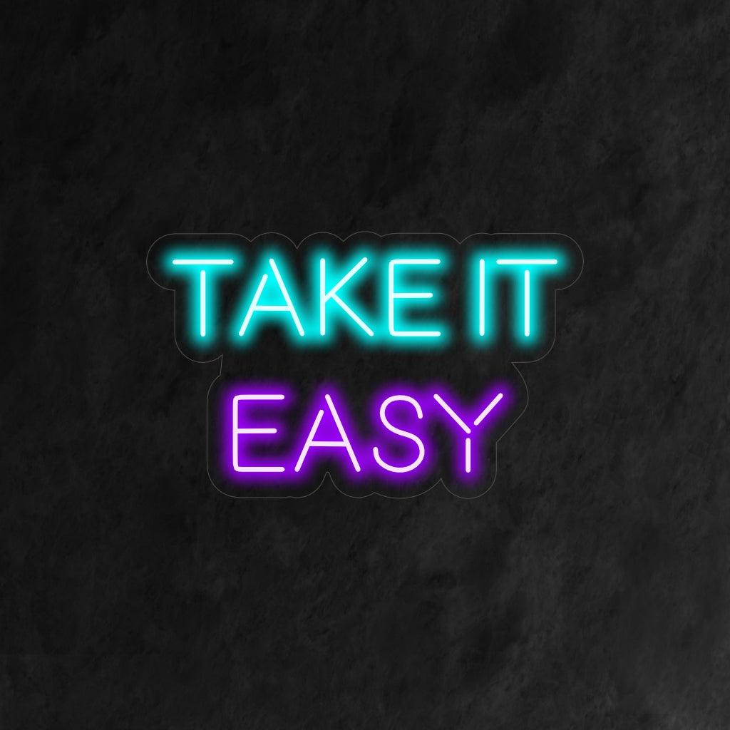 Ein einfaches und fesselndes Neonschild mit dem Satz „Take It Easy“. Es strahlt eine entspannende, beruhigende und entspannte Atmosphäre aus