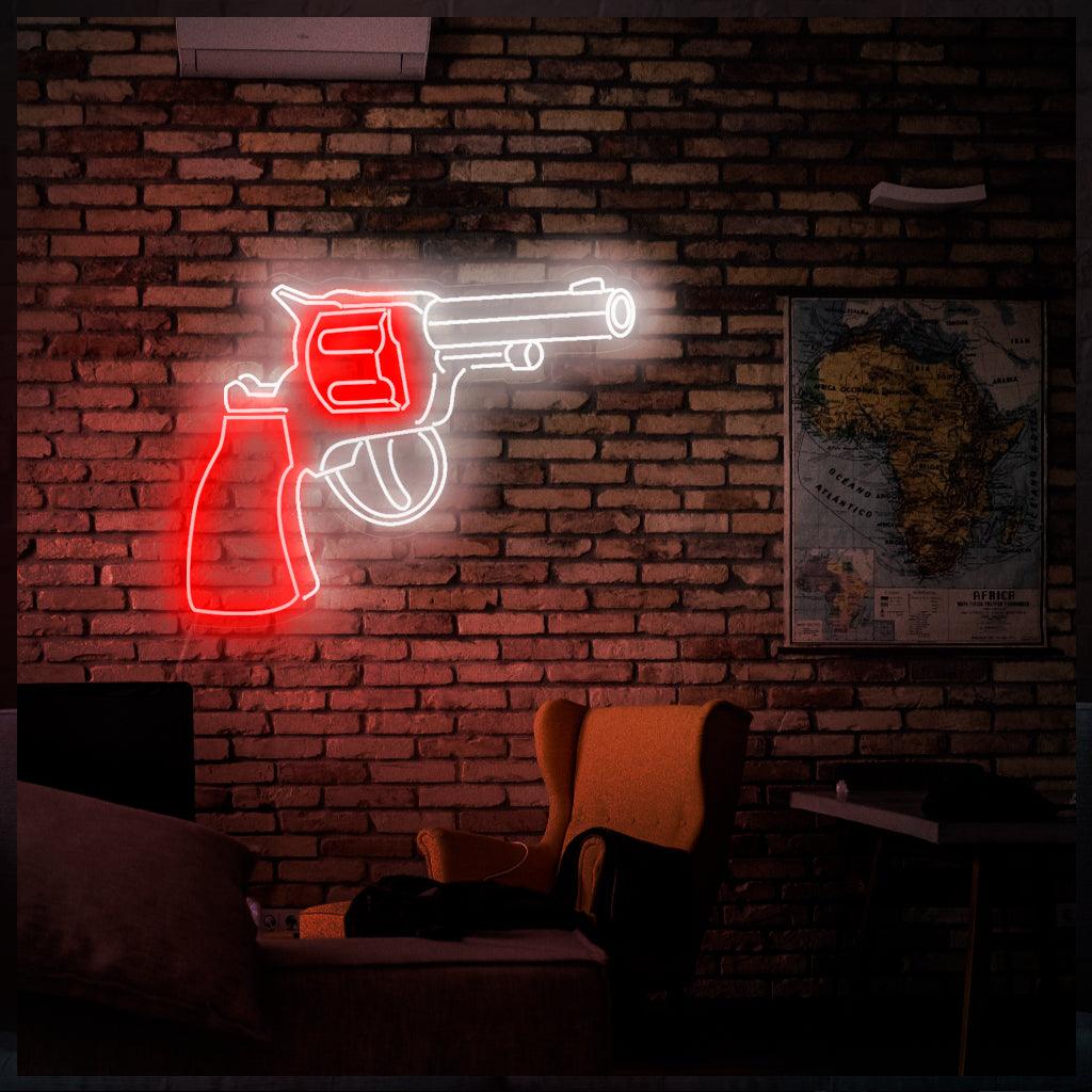Ein fesselndes Neonschild mit einem Western-Revolver, der den Geist des Wilden Westens und des Abenteuers symbolisiert.