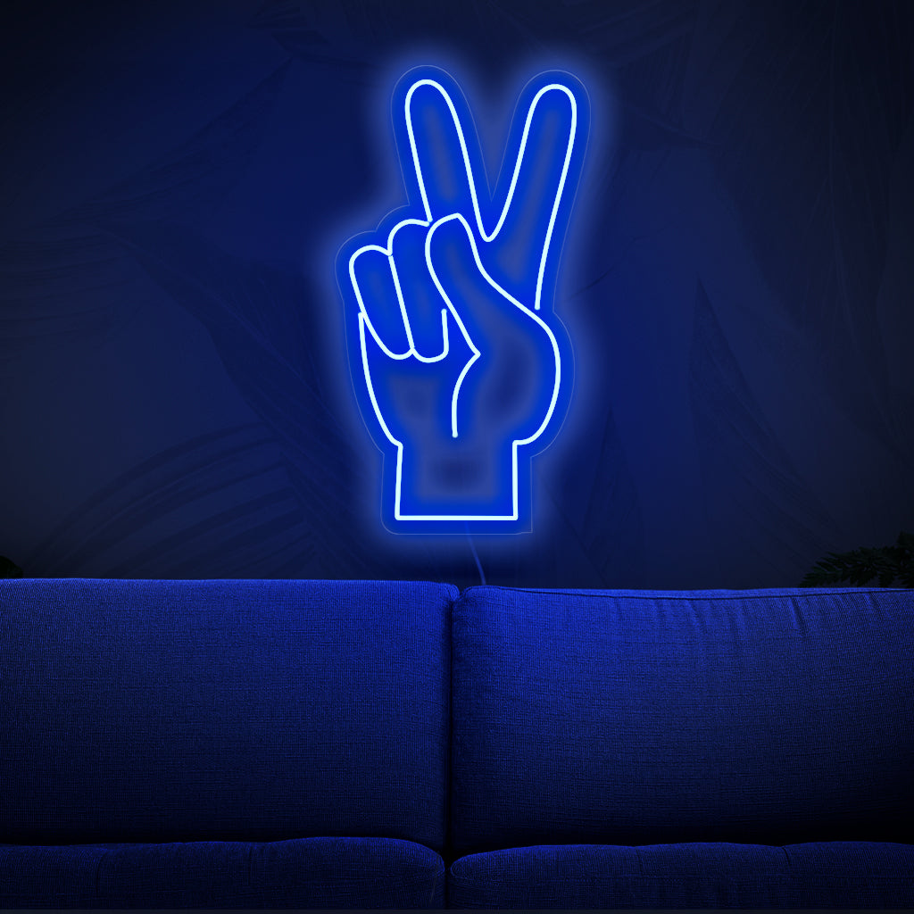 Ein leuchtendes Neonschild mit einer Hand, die das Friedenssymbol formt und mit seinem farbenfrohen Design ein Dekor mit Friedensthema darstellt.