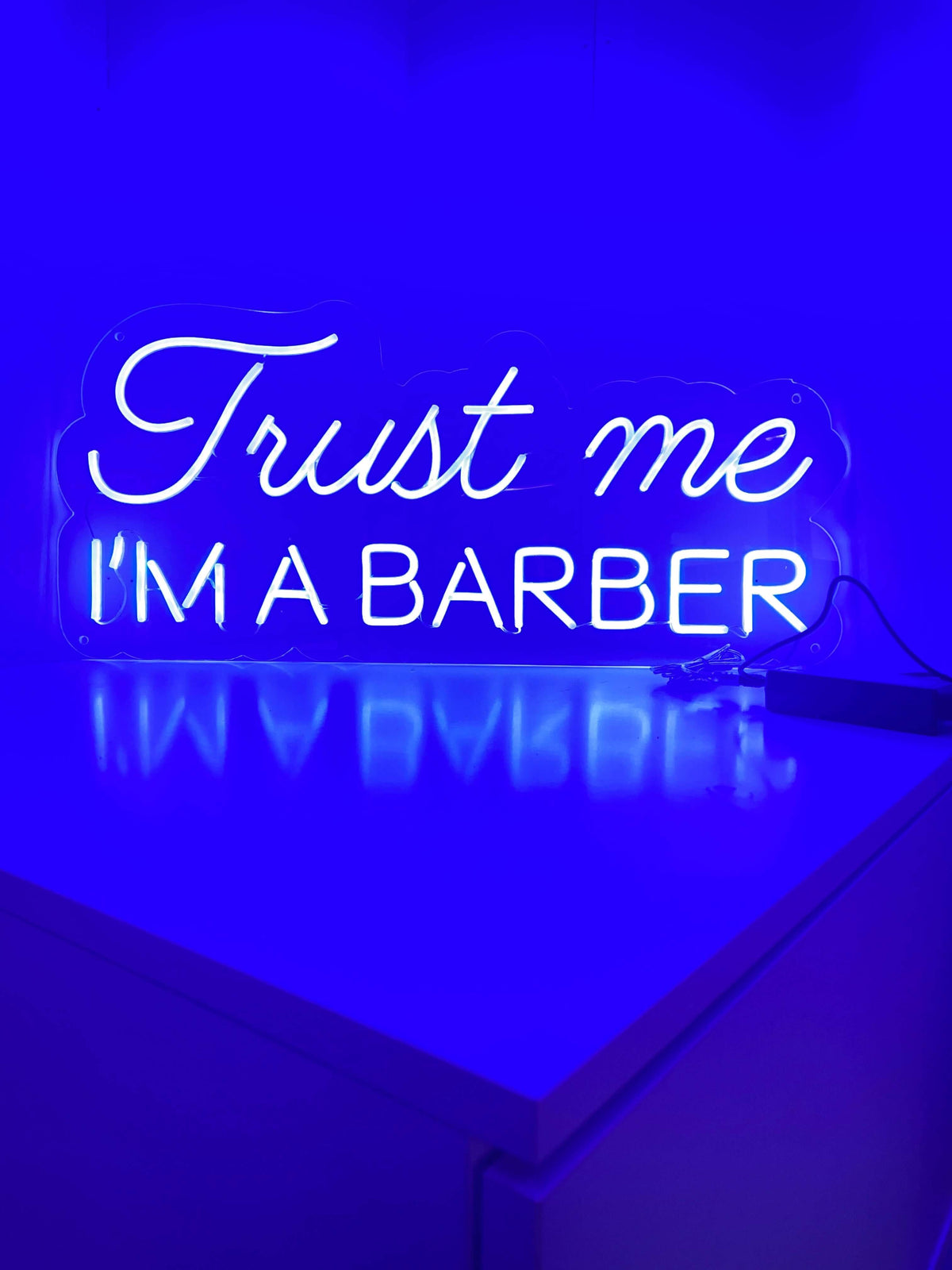 Vertrauen Sie mir, ich bin ein Friseur-Neonschild - The Art Neon