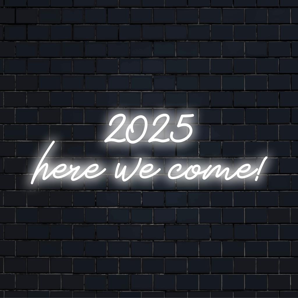 Brillantes, hell leuchtendes LED-Neonschild „2025, wir kommen!“, perfekt für eine auffällige Wanddekoration und eine festliche Atmosphäre.