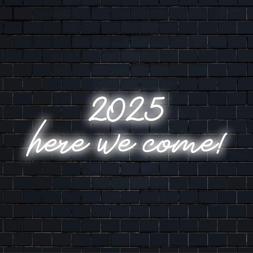 Brillantes, hell leuchtendes LED-Neonschild „2025, wir kommen!“, perfekt für eine auffällige Wanddekoration und eine festliche Atmosphäre.
