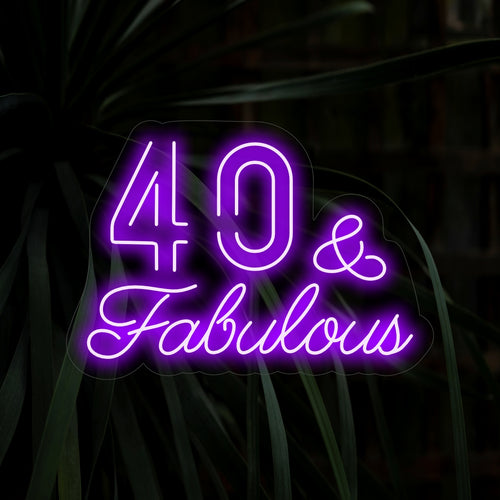 „40 & Fabulous Neon Sign“ verleiht Ihrer Feier mit schicken Schriftarten Stil. Perfekt für eine fabelhafte 40. Geburtstagsparty.