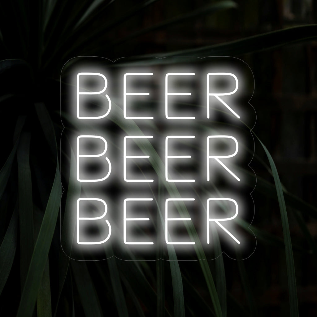 Leuchtendes LED-Neonschild mit den leuchtenden Worten „Beer Beer Beer“ in klassischer Schrift; perfekt als Wanddekoration für die Hausbar.