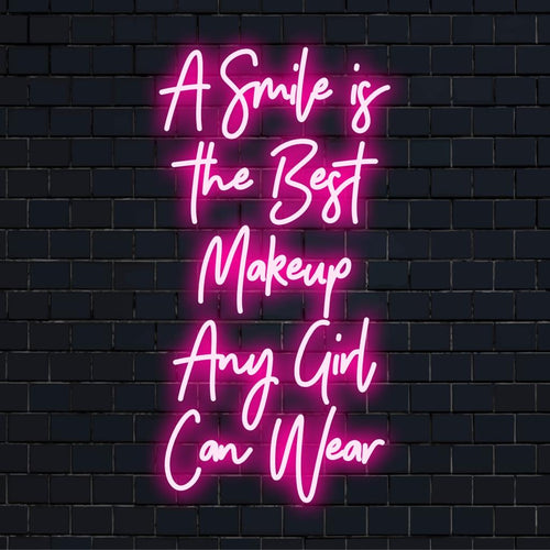 LED-Neonschild mit stilvoller Aufschrift „A Smile Is The Best Makeup Any Girl Can Wear“, perfektes Statement als Neon-Wandkunst.