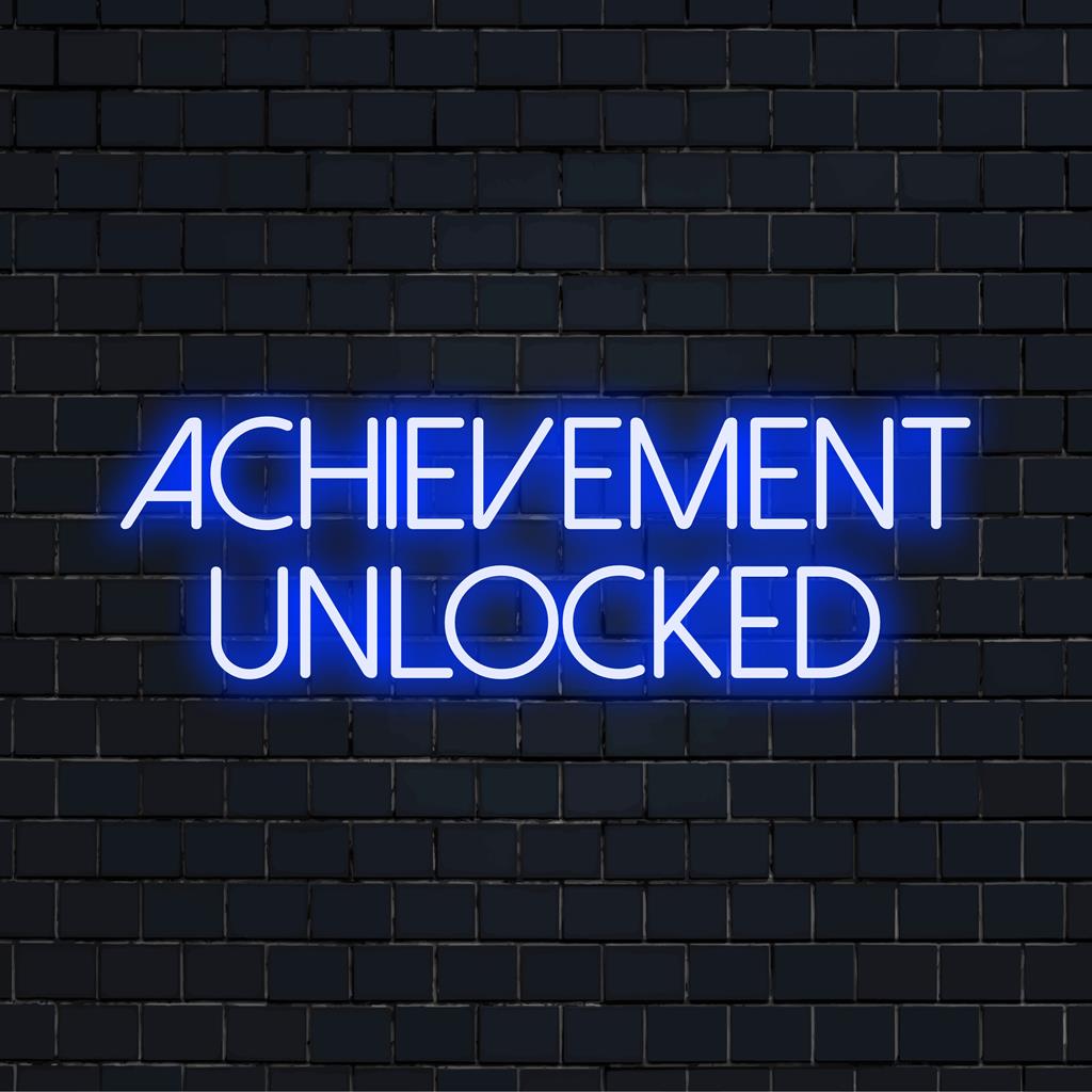 Lebendiges LED-Neonschild mit leuchtendem Text „Achievement Unlocked“, perfekt, um jedem Raum mit modernem Design Energie zu verleihen.