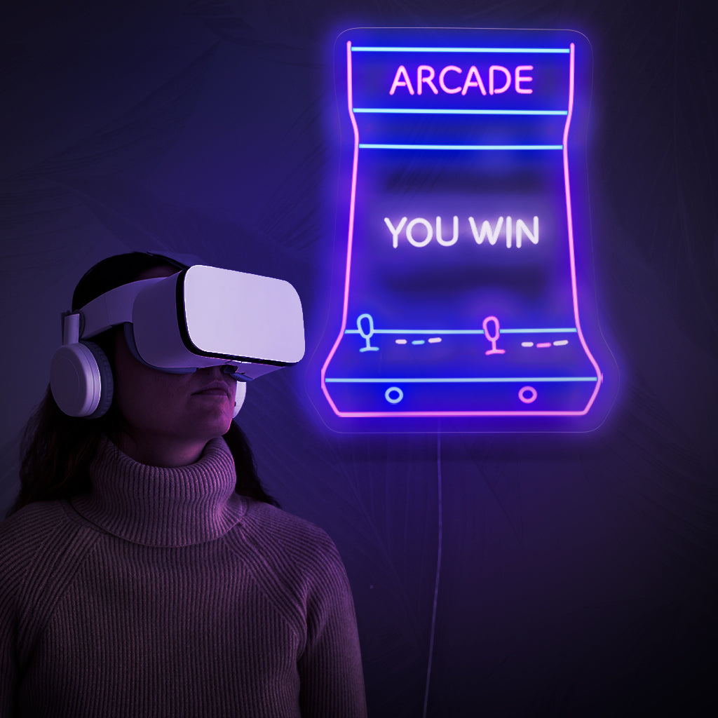 Ein beleuchtetes Neonschild mit dem Wort „Arcade“, das ein Gefühl von Retro-Gaming hervorruft und jedem Raum einen Hauch von nostalgischem Charme verleiht