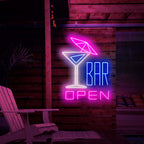 Das Foto zeigt ein Neonschild mit einem Cocktail mit Schirmchen auf der linken Seite und dem Text „Open Bar“ auf der rechten Seite. Dieses Neonschild ist ideal für Bars im Innen- und Außenbereich.