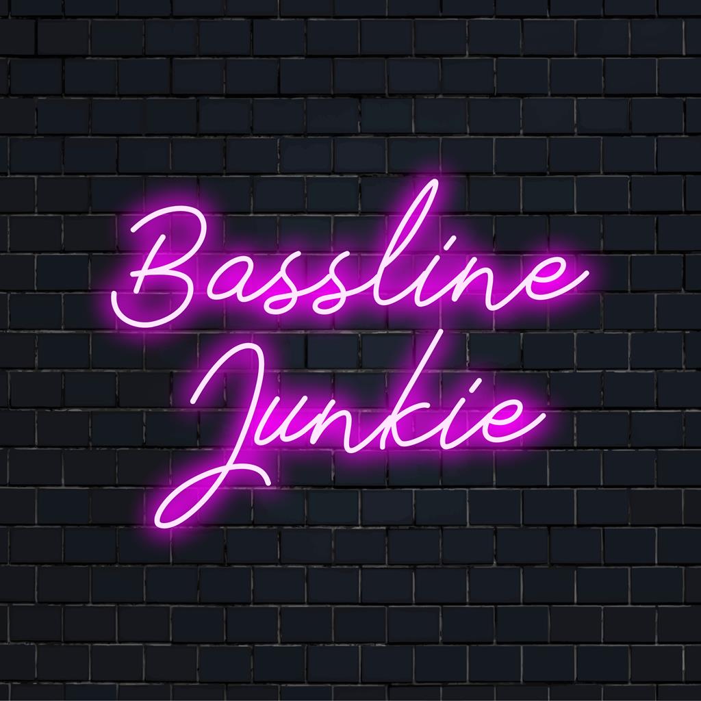 LED-Neonschild mit dynamischer „Bassline Junkie“-Typografie, gestaltet für energiegeladene Räume. Individuelles LED-Dekor für Musikliebhaber.